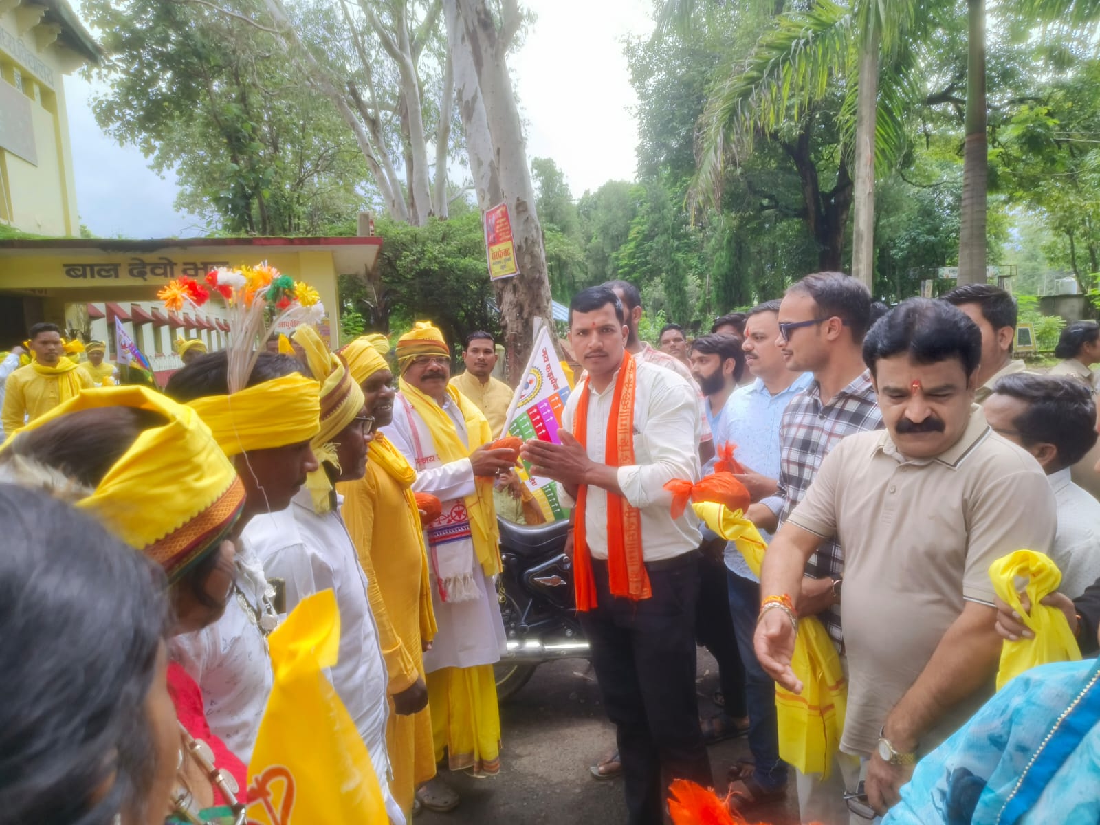 विश्व आदिवासी दिवस पर विहिप-बजरंग दल ने दिखाई सामाजिक समरसता की मिसाल